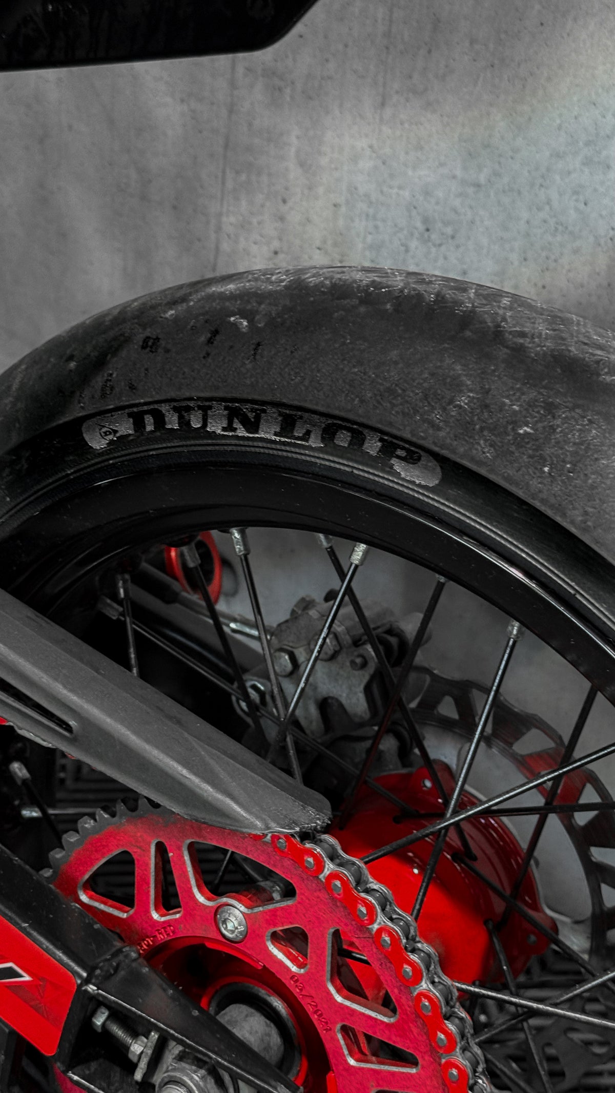 Pneu slick Dunlop à l'arrière d'une 50cc