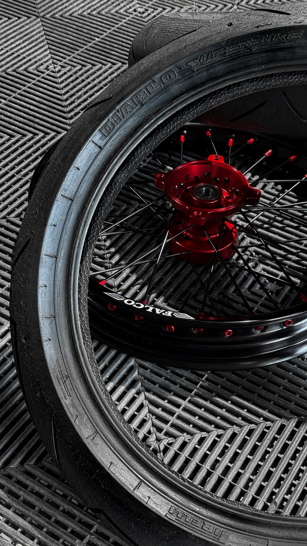 Pneu slick Pirelli Diablo Superbike sur jante Falco 17 pouces