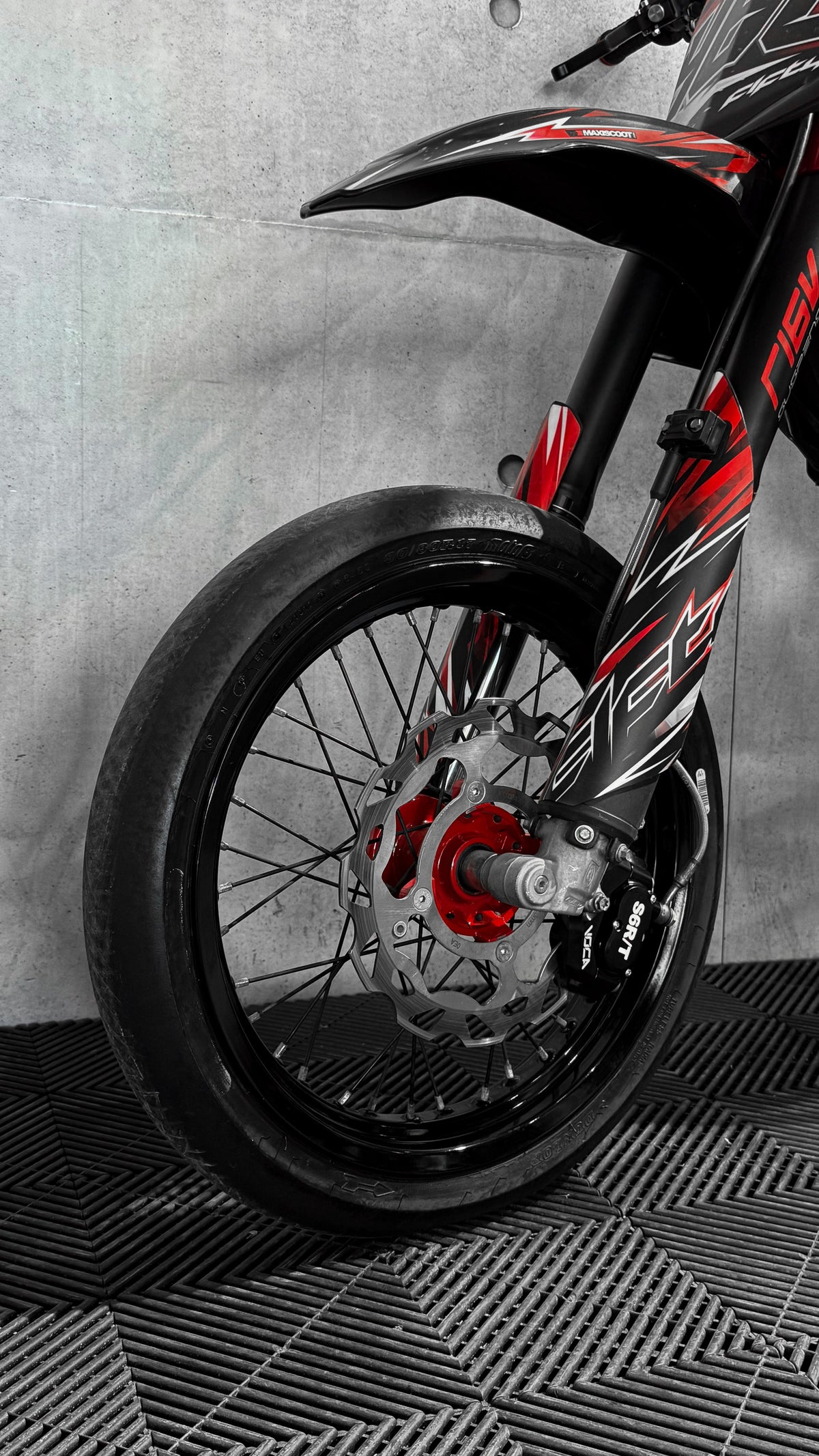 Pneu slick monté à l'avant d'une 50cc supermotard
