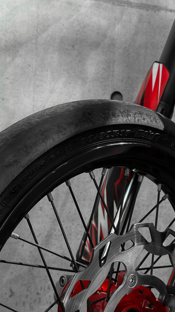 Pneu slick à l'avant d'une 50cc supermotard