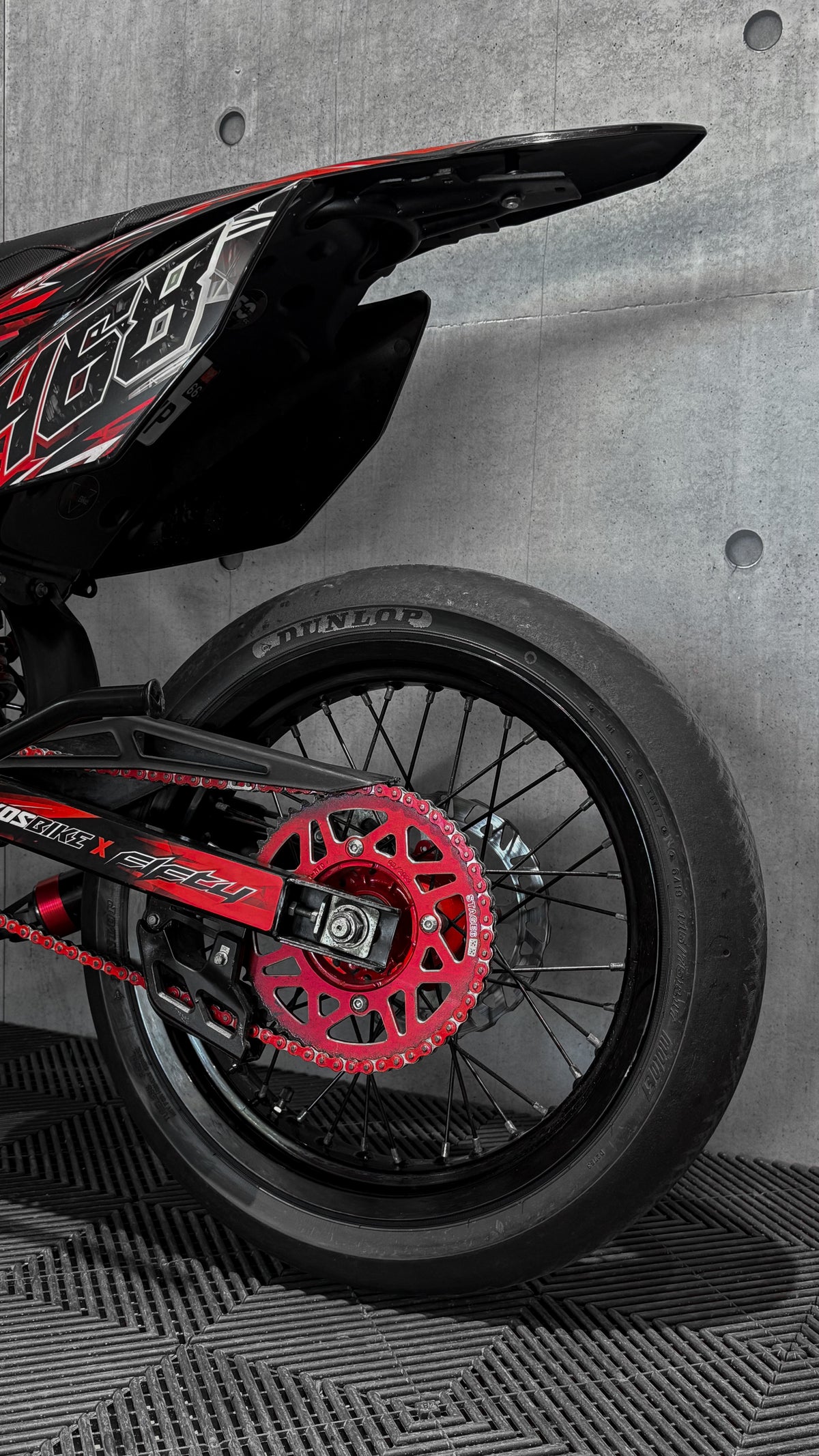 Pneu slick Dunlop monté à l'arrière d'une 50cc supermotard